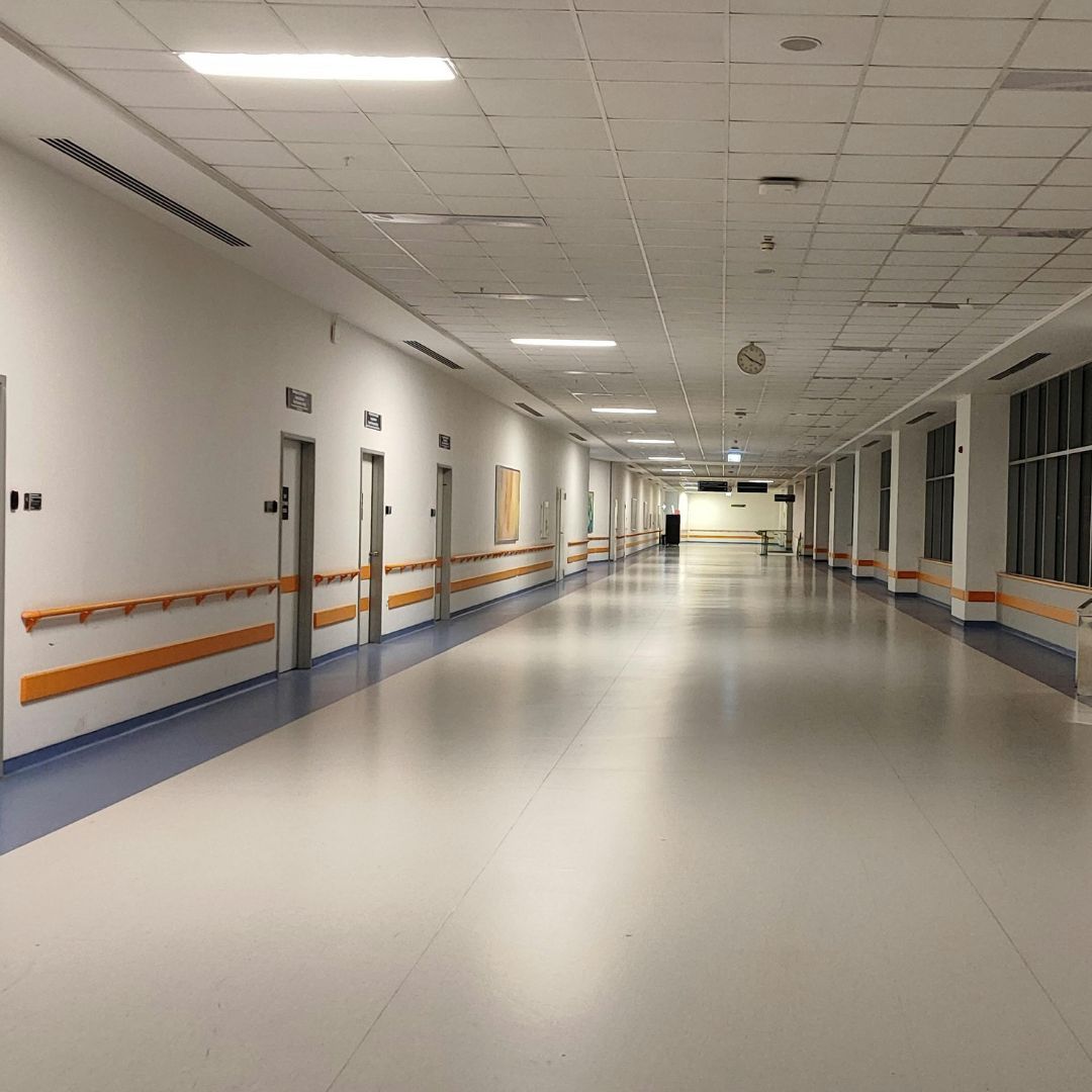 Ile zarabia sanitariusz i jakie musi mieć wykształcenie? I jedno, i drugie może zaskoczyć