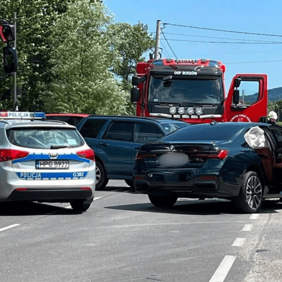 Wypadek na DW956. Cztery osoby poszkodowane, na miejscu LPR