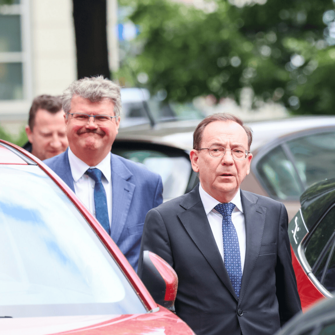Nieoficjalnie: europosłowie PiS nie podpisali "lojalki". "Będzie zaskoczenie"