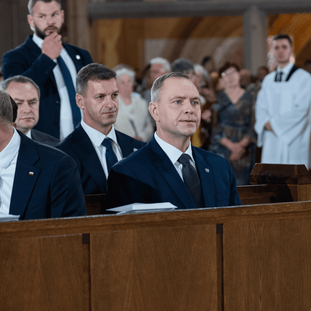 Karol Nawrocki z rodziną w Juracie. Prezydent pojawił się w kościele, tak się zachował