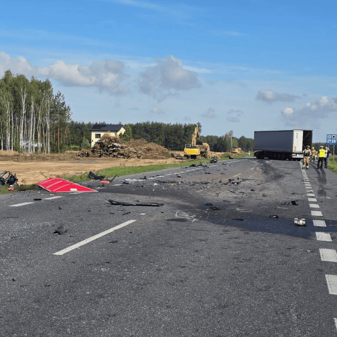 Śmiertelny wypadek na DK19. Osobówka zderzyła się czołowo z ciężarówką, nie żyje 33-latek