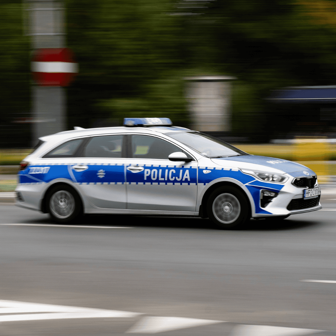 Wypadek na DK 74 w Podwódce. 74-latek zawracał z przystanku, jedna osoba trafiła do szpitala