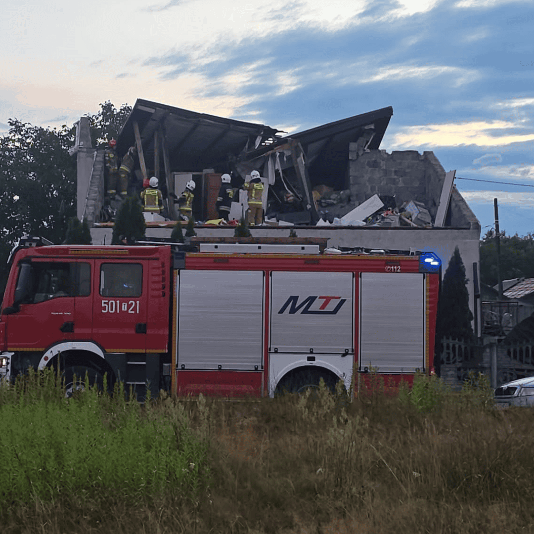 Trąba powietrzna uszkodziła dachy, linie energetyczne i powaliła drzewa. Zdjęcia z woj. świętokrzyskiego