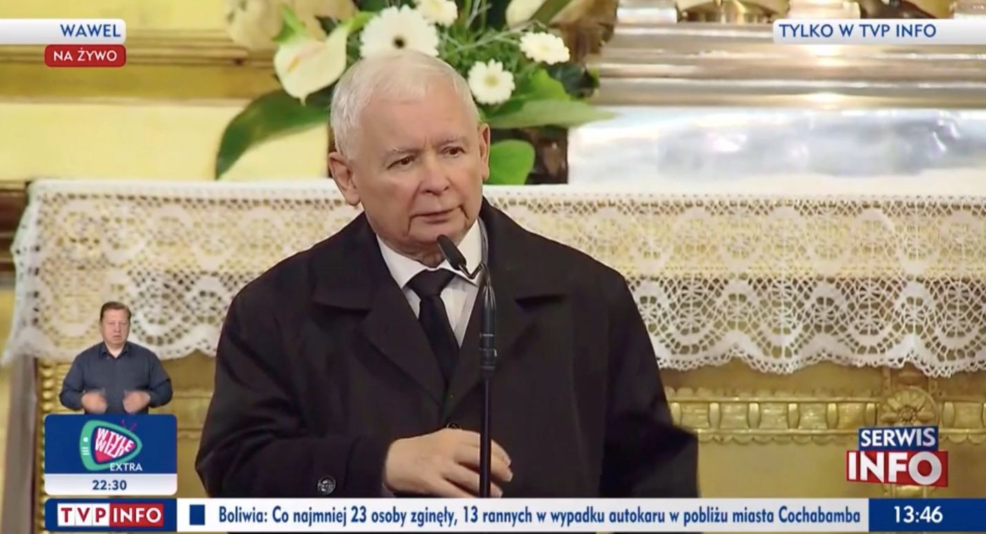 Konferencja ministra Adama Niedzielskiego przerwana, by widzowie TVP Info mogli obejrzeć wystąpienie Jarosława Kaczyńskiego z pogrzebu na Wawelu