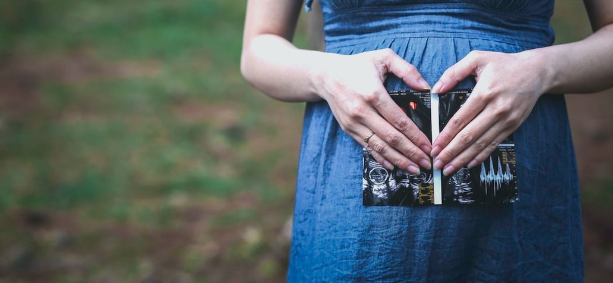 Upławy pod koniec ciąży – co oznaczają, przyczyny, zagrożenia
