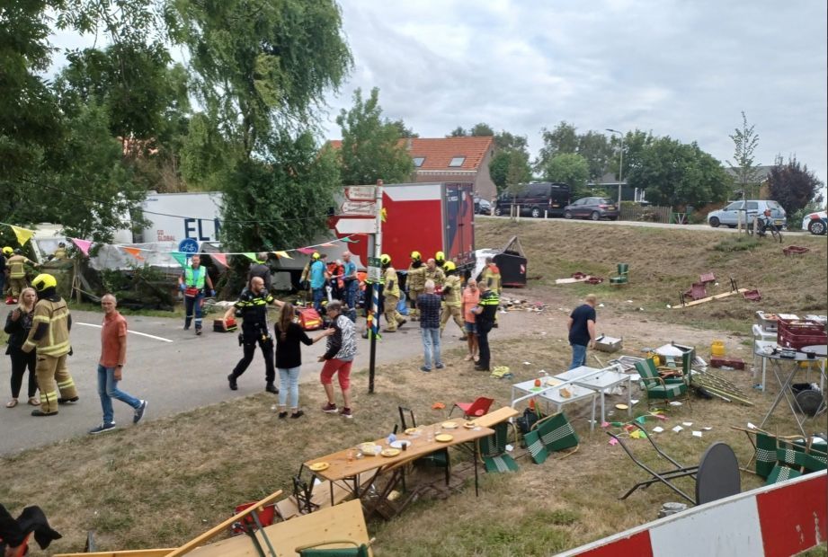 Holandia: ciężarówka wjechała w tłum na festynie, są zabici