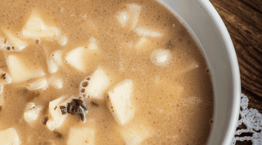 Zupa grzybowa z suszonych grzybów z łazankami