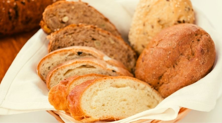 Jak wykorzystać czerstwy chleb i bułki