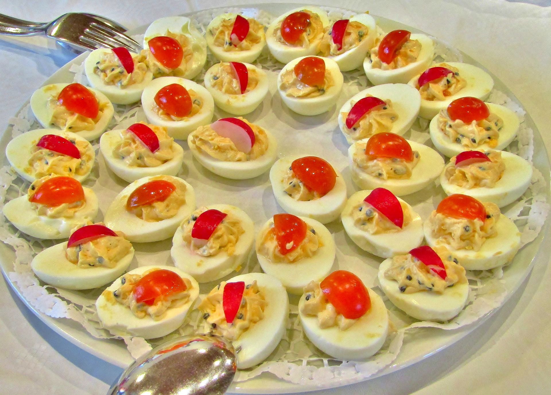 Jaja faszerowane tuńczykiem: idealne danie z jajek