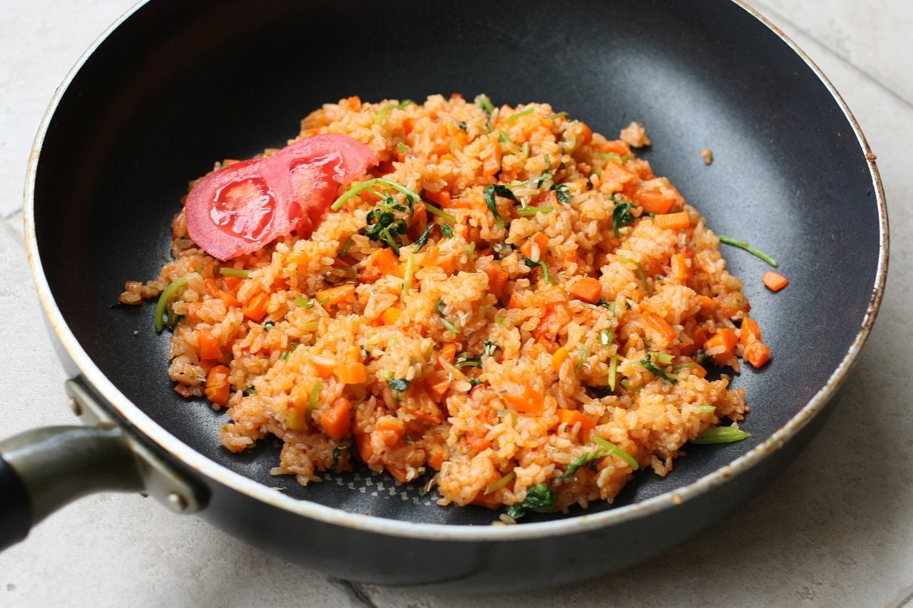 Ryż smażony z krewetkami na ostro - obiad w stylu orientalnym