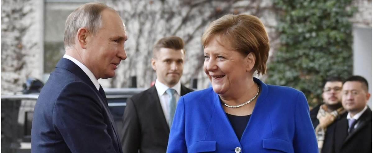 German Chancellor Angela Merkel shakes hands with Russian President Vladimir Putin upon his arrival to attend the Peace summit on Libya at the Chancellery in Berlin on January 19, 2020. - World leaders gather in Berlin on January 19, 2020 to make a fresh 