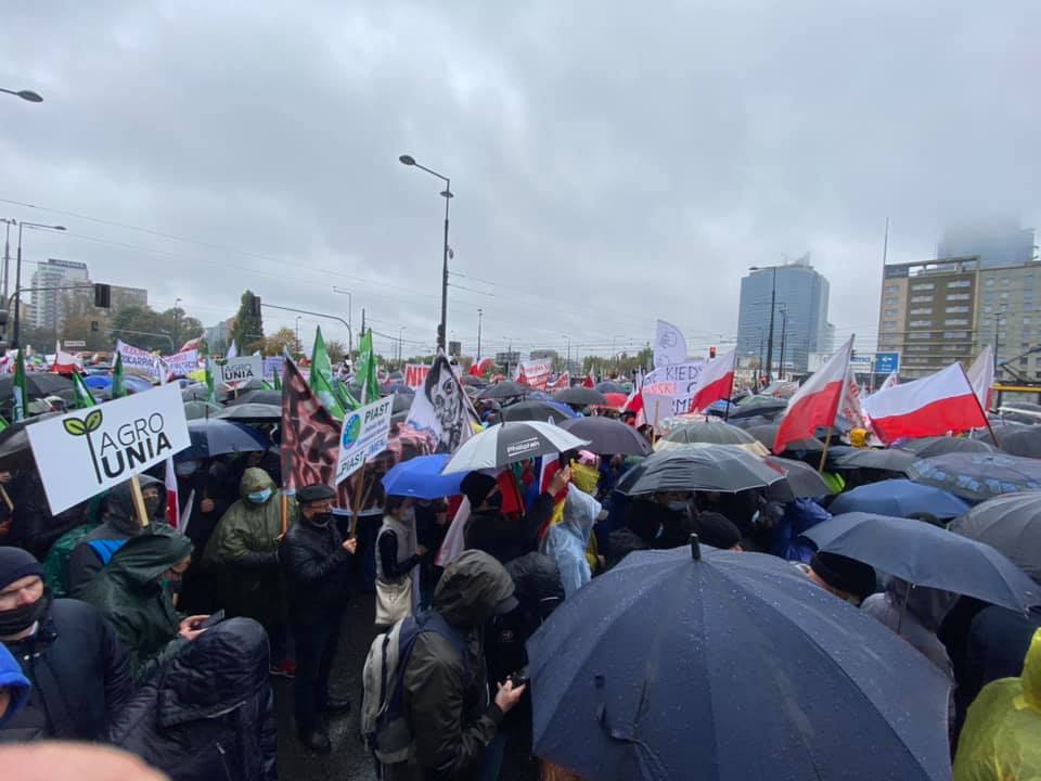 Protest rolników doprowadził we wtorek (13.10) do zablokowania szeregu ulic w Warszawie.