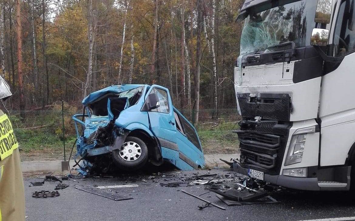 W tragicznym wypadku na drodze krajowej nr 50 śmierć poniosły trzy osoby. 