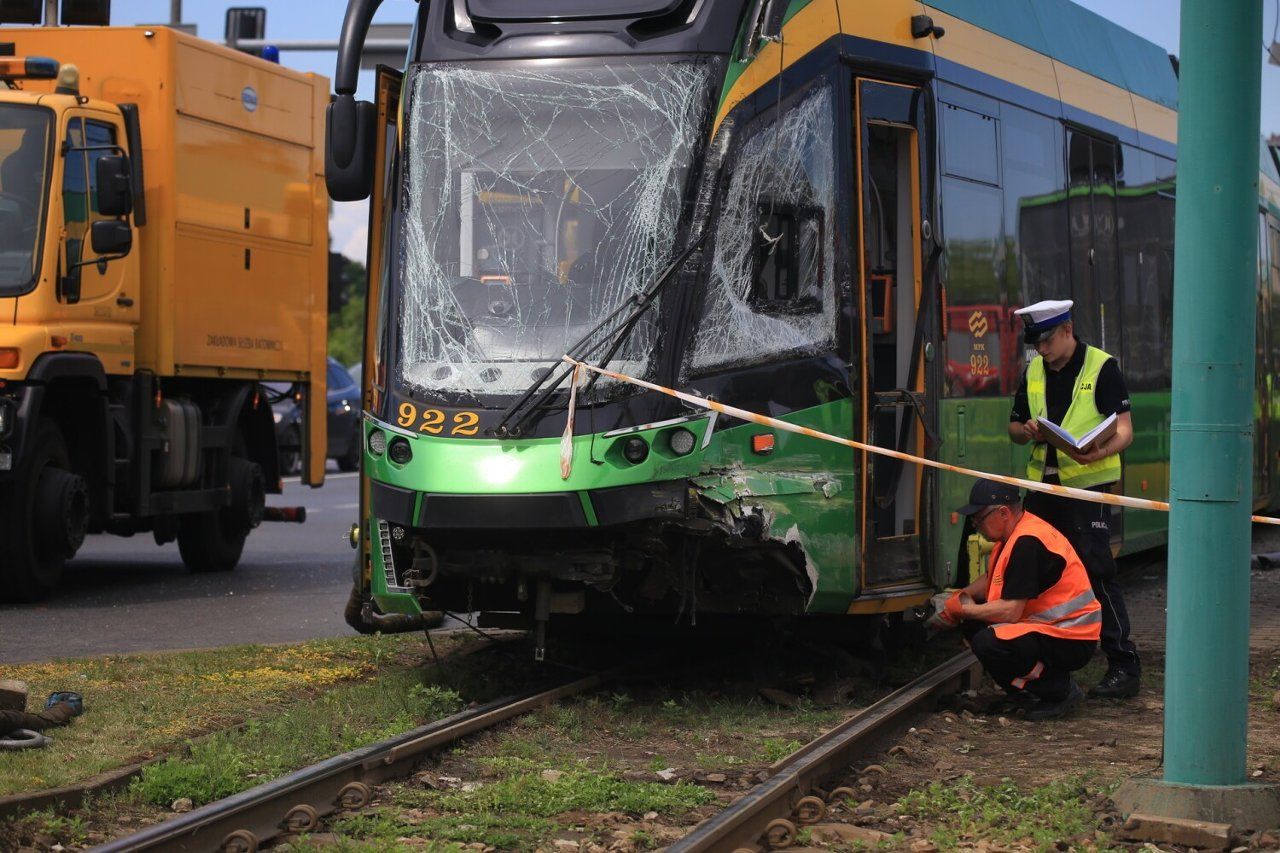 Tramwaj wypadł z szyn i zahaczył o drugi, który nadjeżdżał