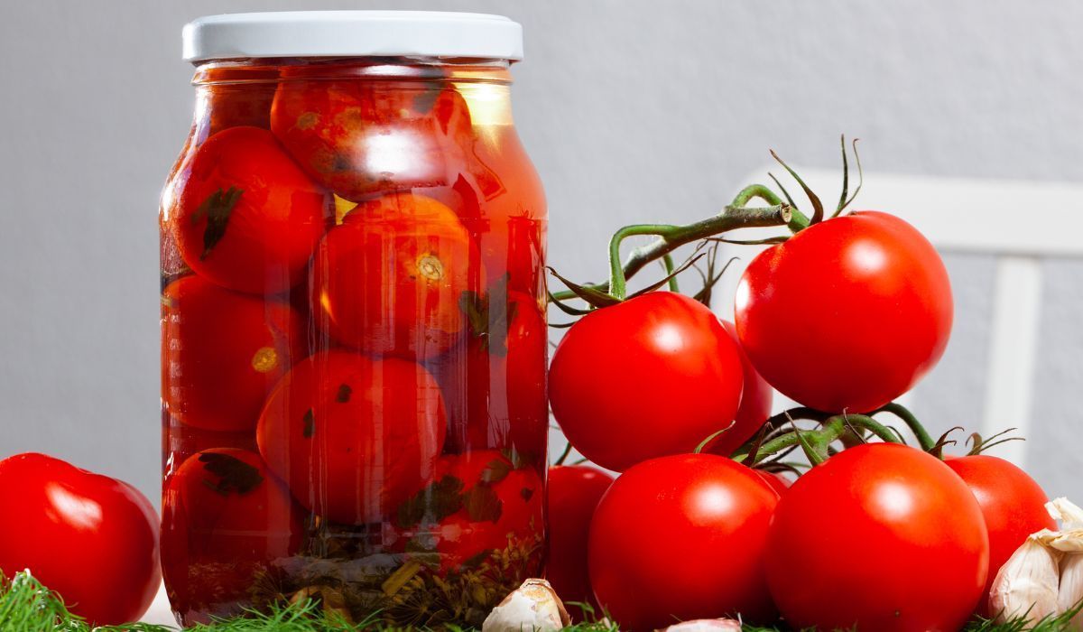 Prosty przepis na kiszone pomidory. Lepsze nawet od ogórków