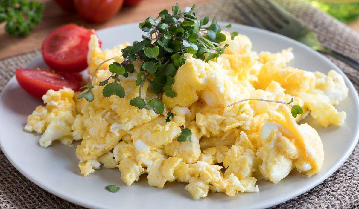 Przepis na fit jajecznicę po francusku. Zrobisz ją bez grama tłuszczu