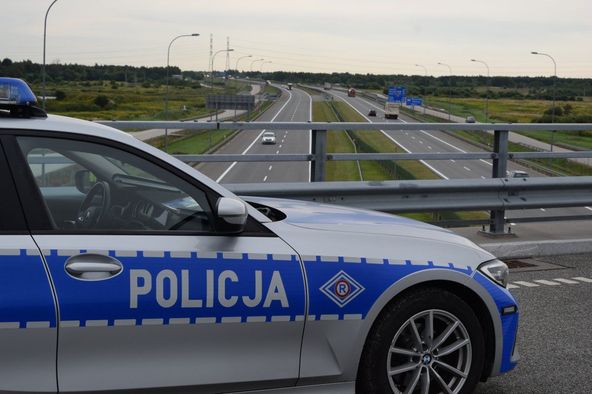 Policjanci pokazali, jak mierzą bezpieczną prędkość między autami
