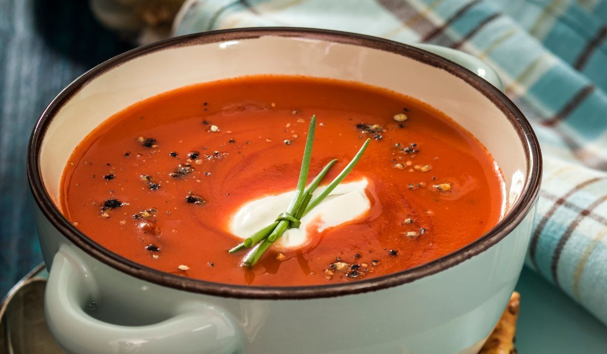 Zupa pomidorowa jak u babci. 1 składnik i 1 czynność nadają jej aksamitności i pełnego smaku