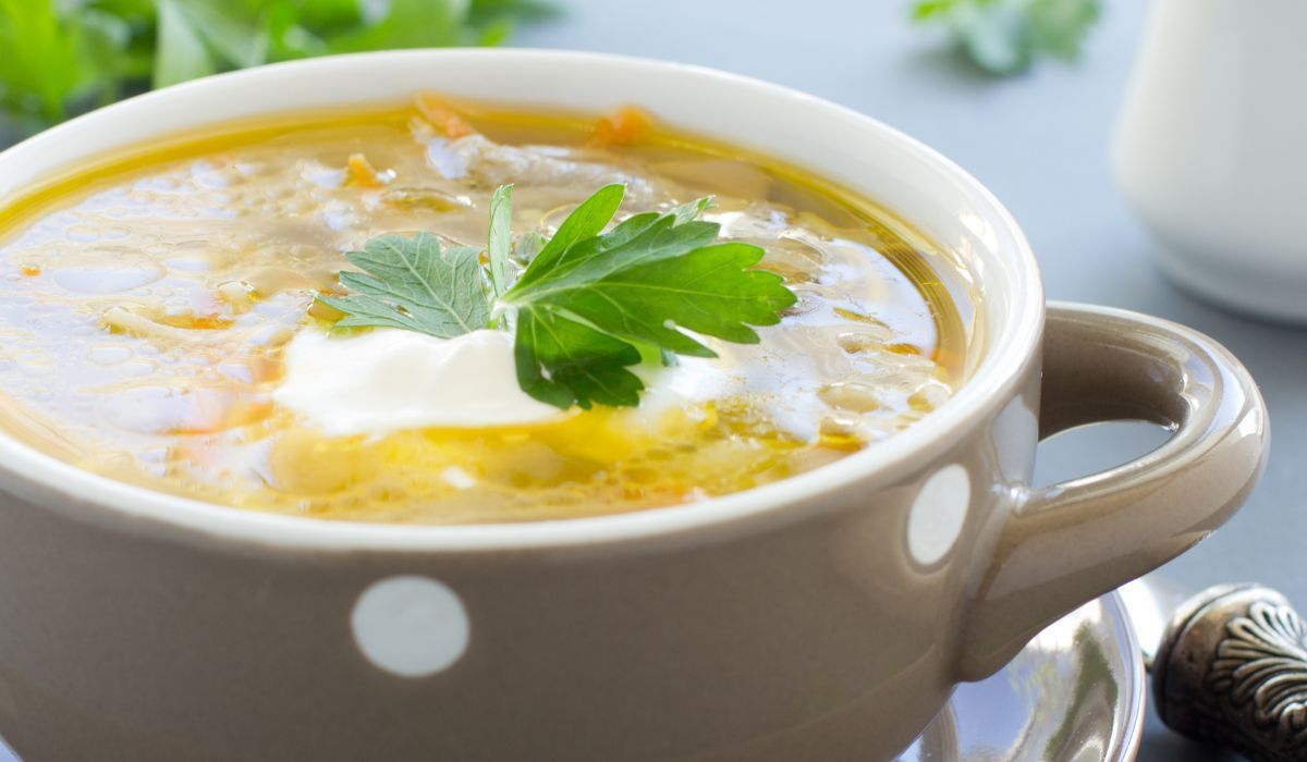Aromatyczna zupa pieczarkowa z makaronem. Odpocznij od rosołu i pomidorówki