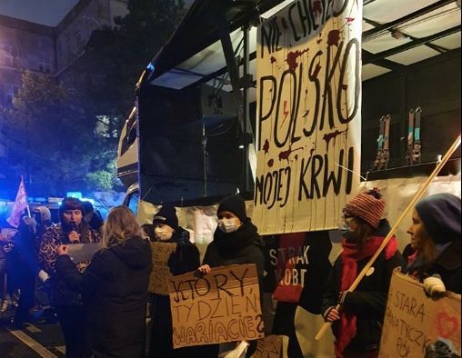 W Warszawie trwa protest pod Sejmem