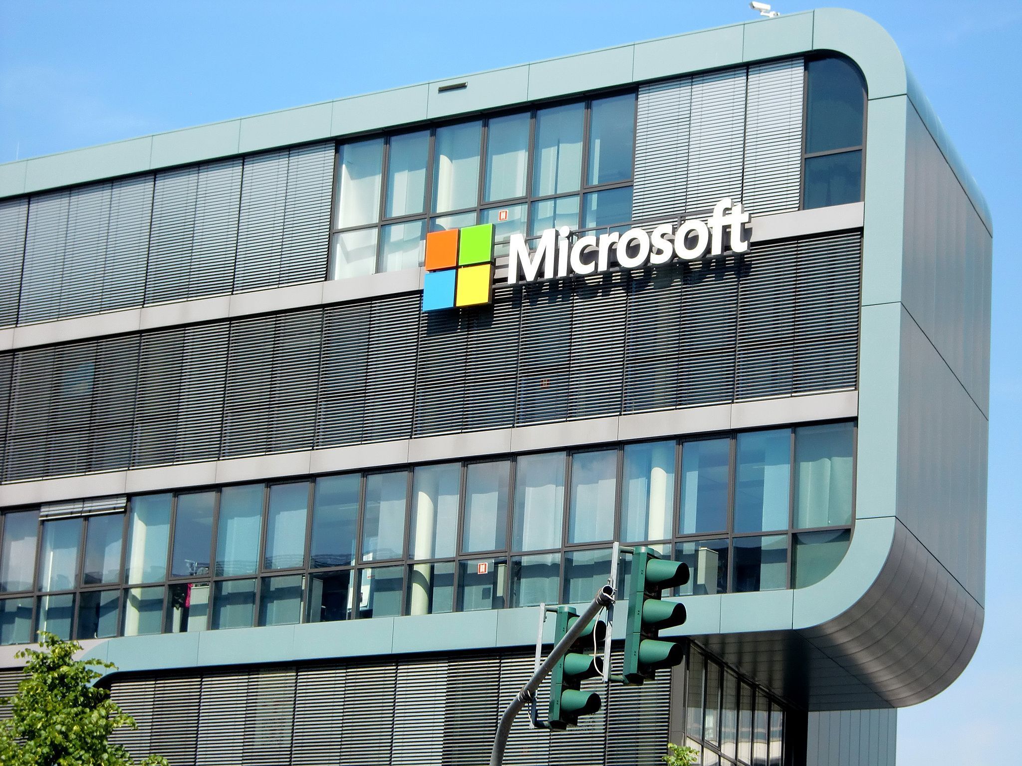 Siedziba Microsoft z przybliżeniem na logo firmy