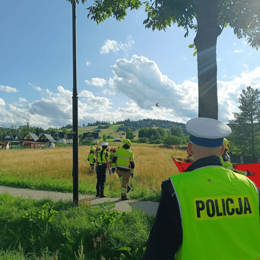 Auto zjechało z drogi i uderzyło w płot. Dziecko w ciężkim stanie, droga zablokowana