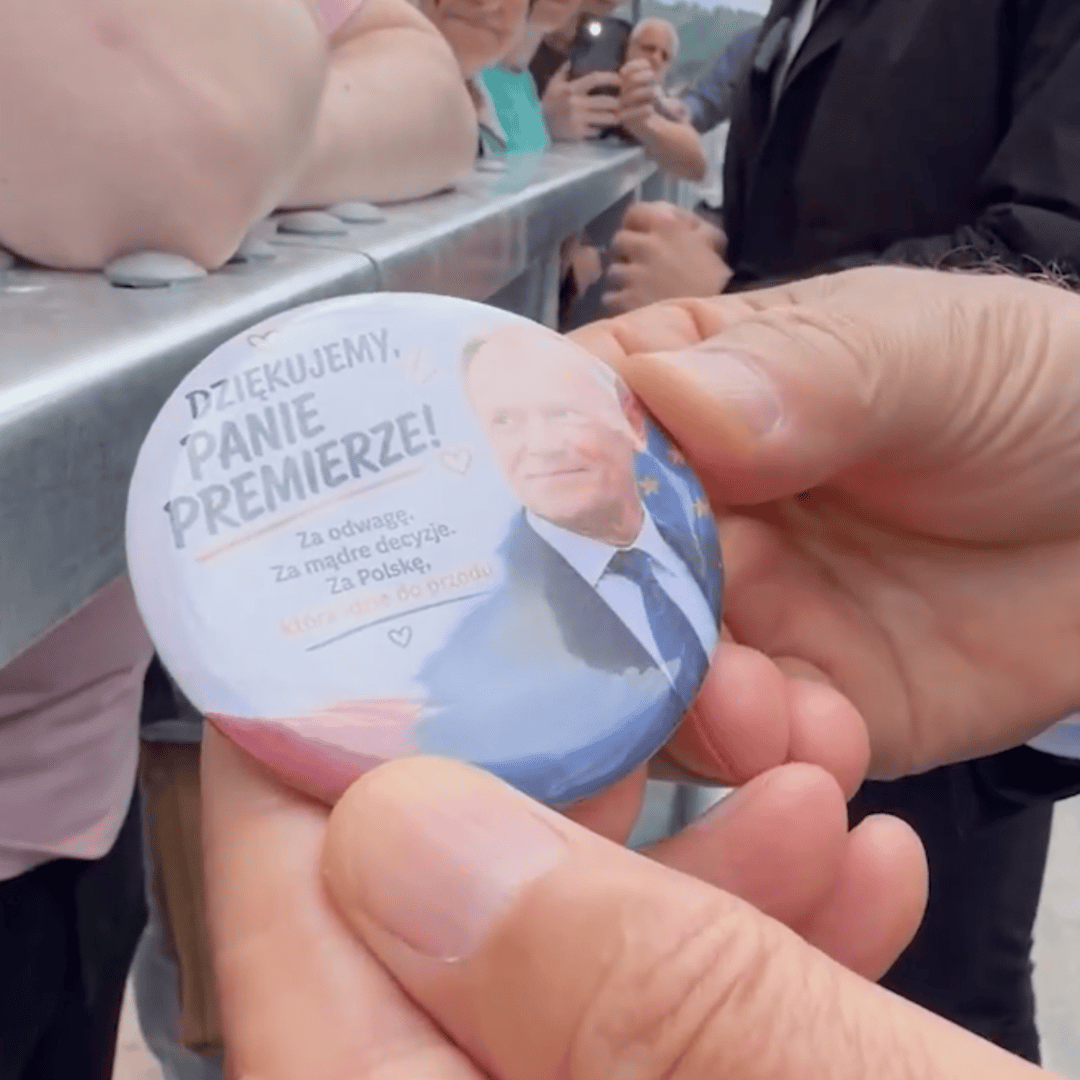 Donald Tusk odwiedził Głuchołazy dwa lata po powodzi. Dostał wyjątkowy prezent