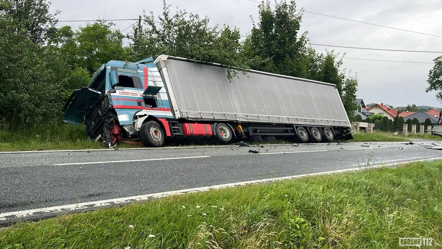 Osobówka zderzyła się z ciężarówką i wypadła z drogi. Służby w akcji, kierowca był uwięziony