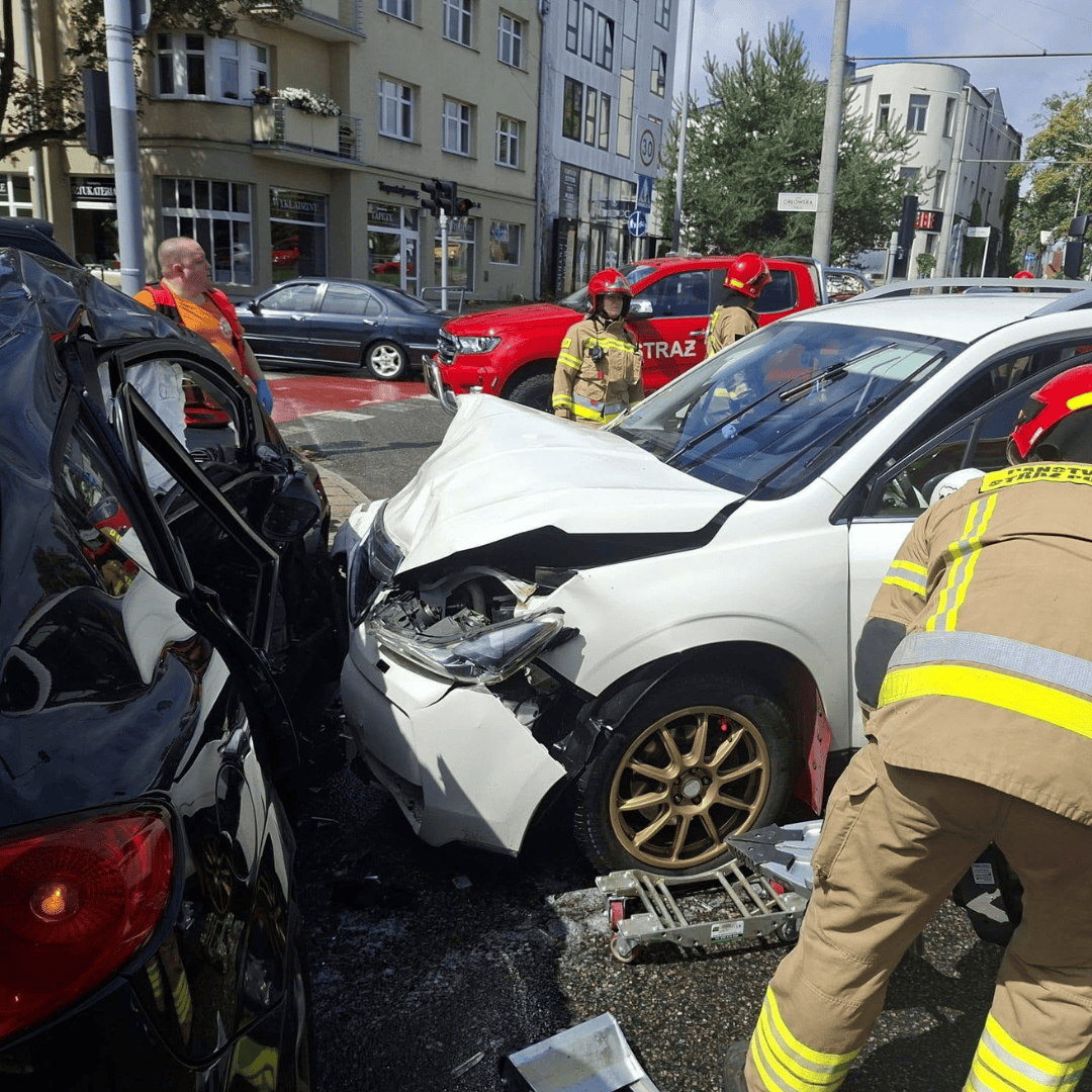 Dwie osoby poszkodowane w wypadku. Strażacy apelują do kierowców