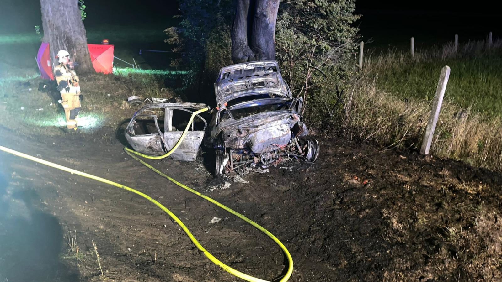 Nie żyje jedna osoba, auto rozerwało się na pół. Policja pokazała wstrząsające zdjęcia