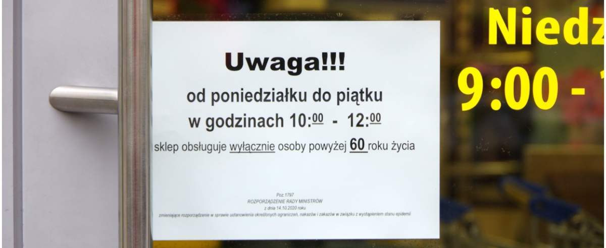 PHOTO: ZOFIA I MAREK BAZAK / EAST NEWS Warszawa, godziny dla seniorow N/Z Informacja na drzwiach sklepu spozywczego o godzinach obslugiwania klientow powyzej 60 roku zycia