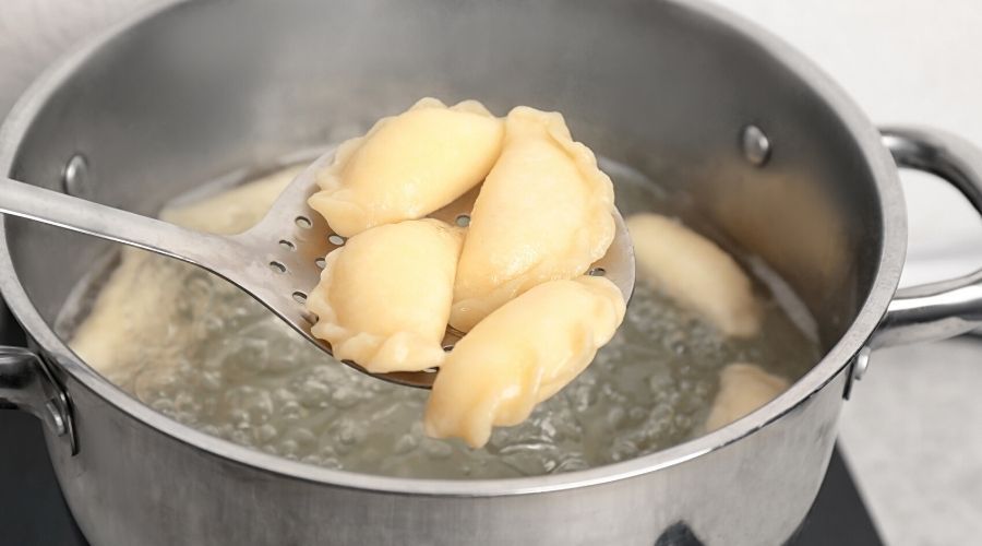 Pierogi wrzucane do wody
