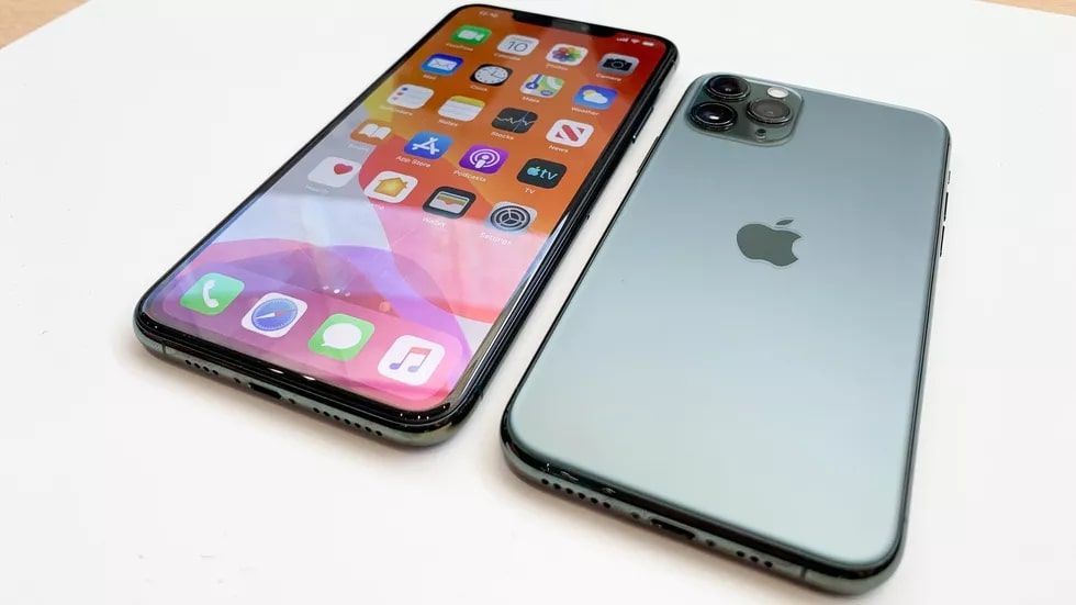 Iphone 11 na stole.