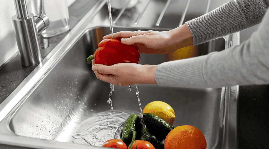 Dlaczego należy myć warzywa i owoce przed jedzeniem?