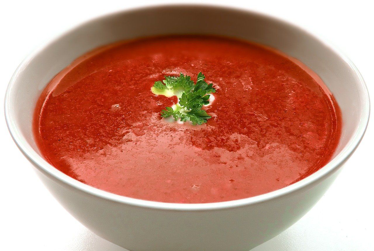 Zupa krem pomidorowa z imbirem, bazylią i mleczkiem kokosowym