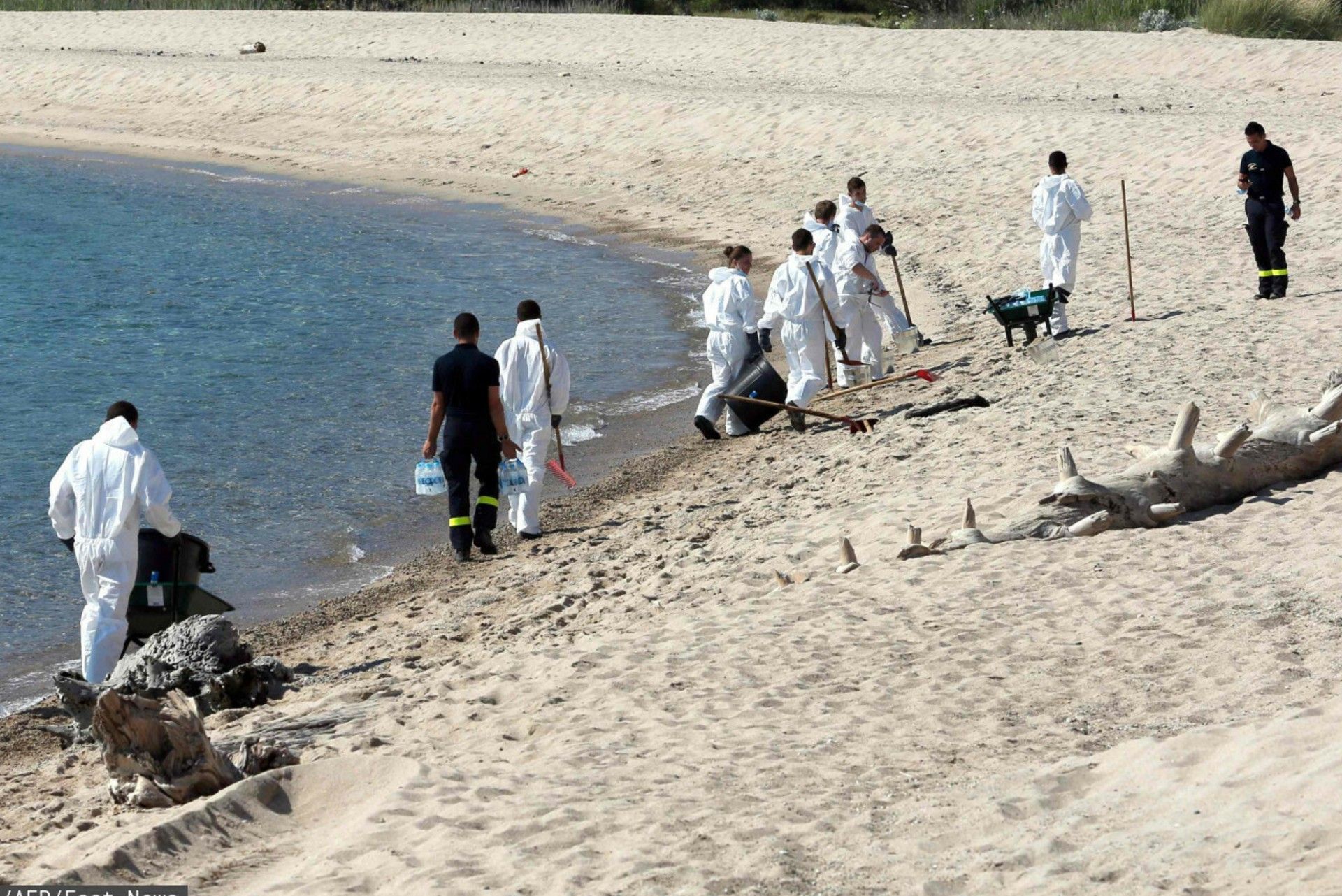Plaże Korsyki są zamykane, trwa sprzątanie plam ropy
