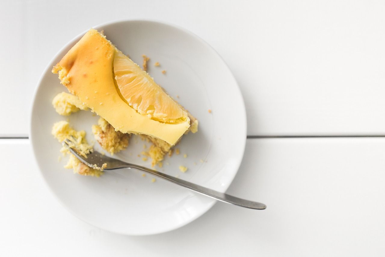 Sernik cytrynowy z polewą cytrynową - pomysł na kwaskowy deser