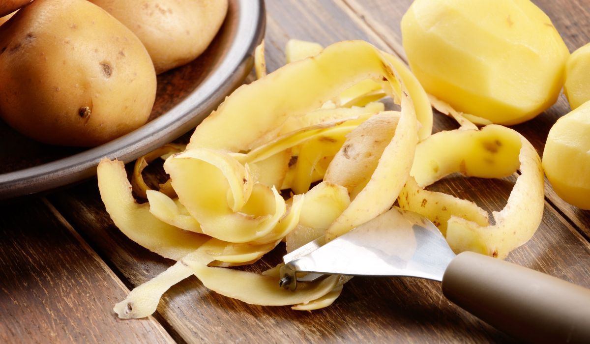 Jak wykorzystać w kuchni obierki z ziemniaków? Są jadalne, jak cała bulwa