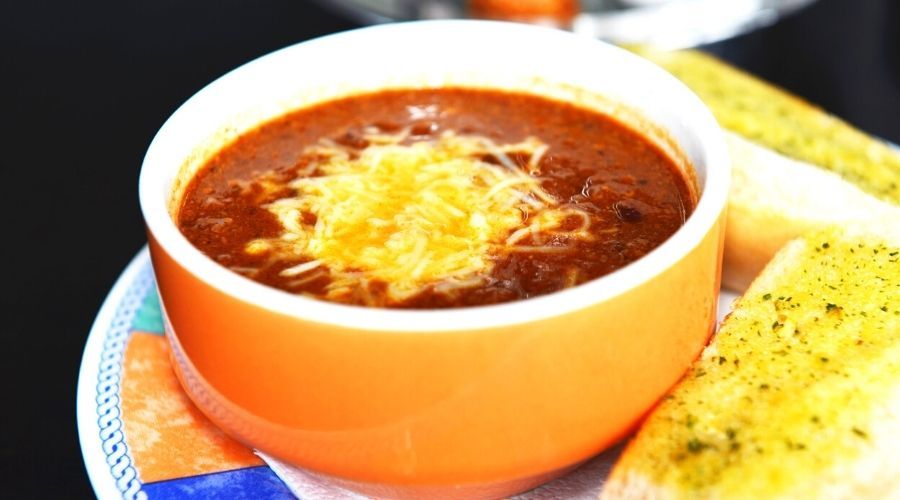 Zupa solferino z dodatkiem tartej mozzarelli