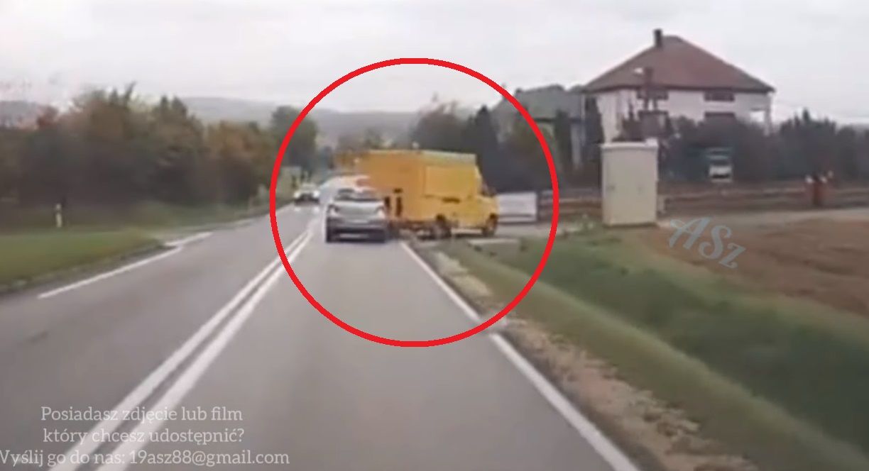 Kierowca Peugeota wjechał wprost w skręcającą ciężarówkę.