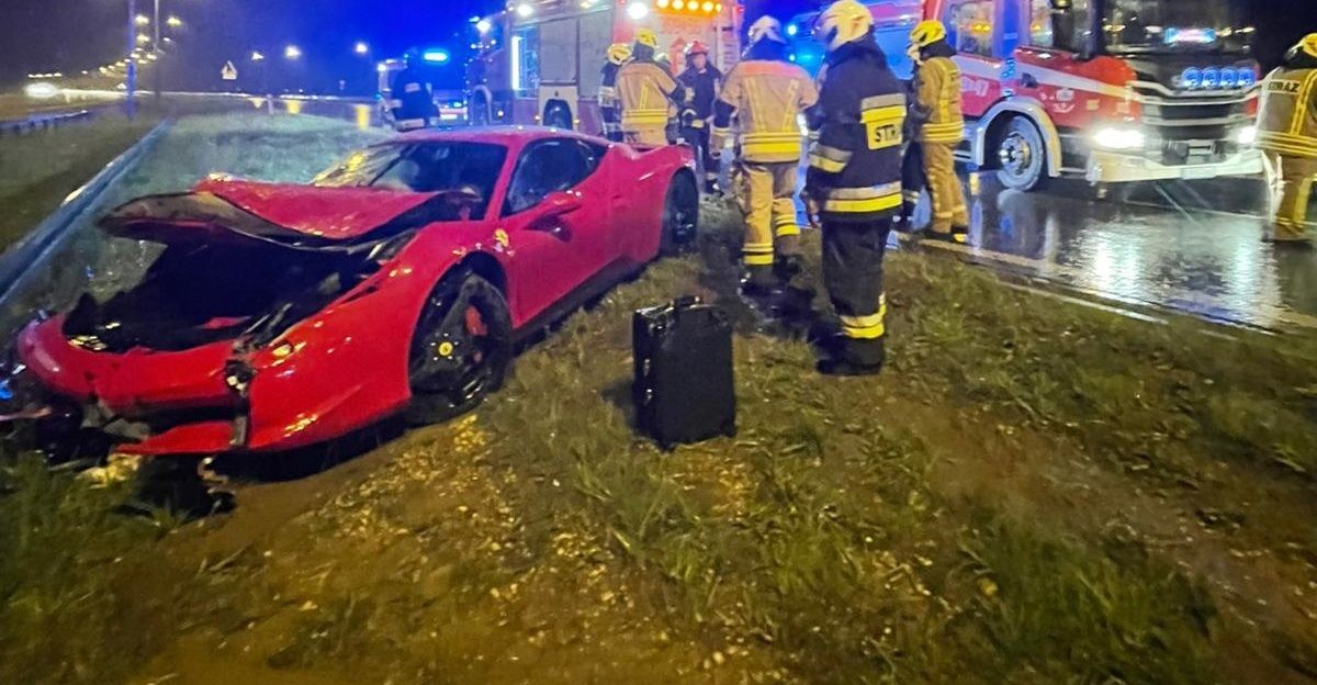 Ferrari rozbite na A1. Groźny wypadek w okolicach w Pikutkowa
