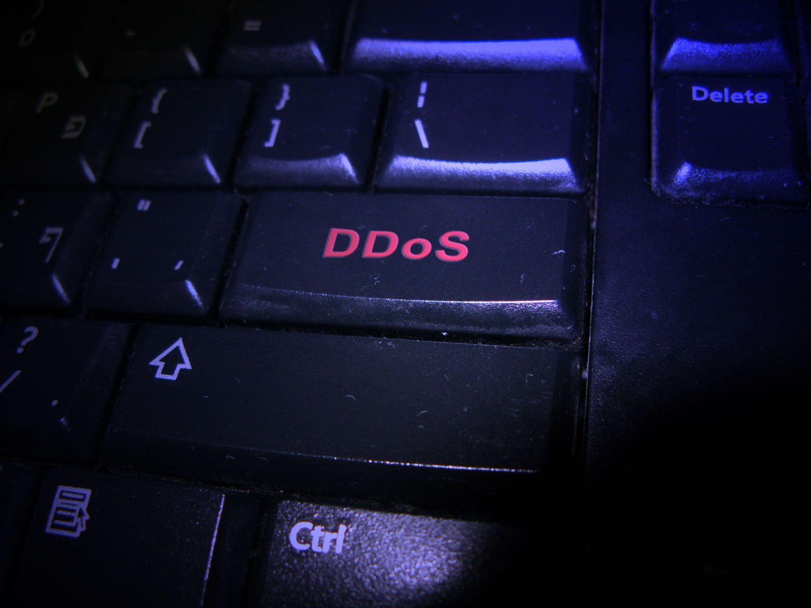 Klawiatura z przyciskiem DDoS.