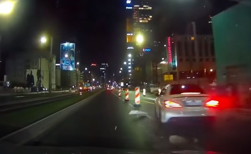Wideo - kierowa Mercedesa doprowadza do niebezpiecznej sytuacji