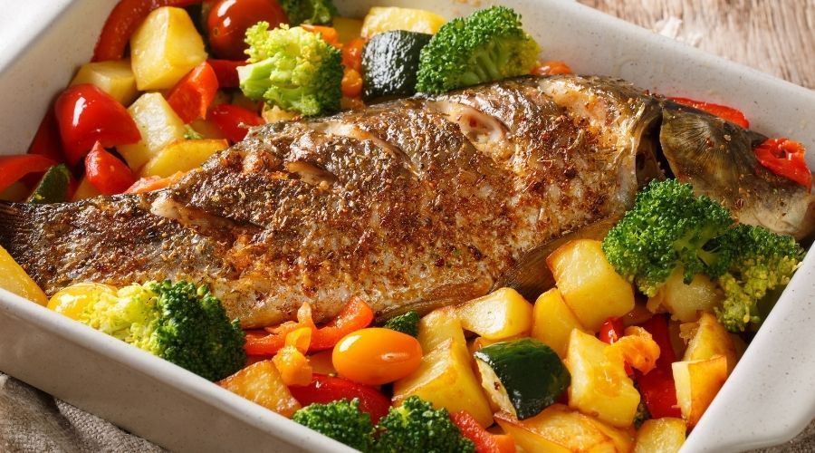 ryba pieczona z warzywami
