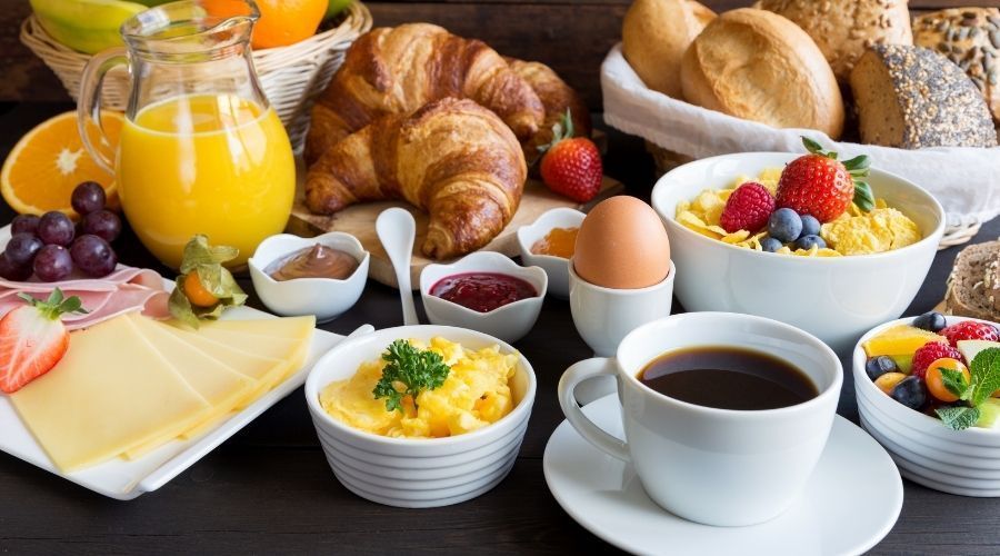 Czego lepiej nie jeść na śniadanie? Koniecznie unikaj tych produktów