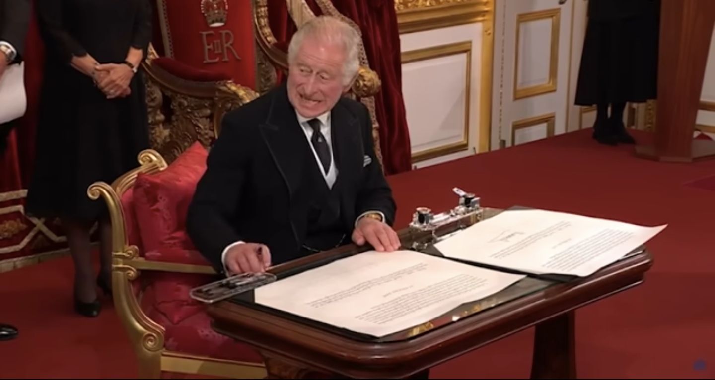 Dziwaczne zachowanie króla Karola. Monarcha potrzebował pomocy przy podpisywaniu dokumentów.