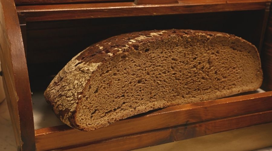 Jak wyczyścić drewniany chlebak?