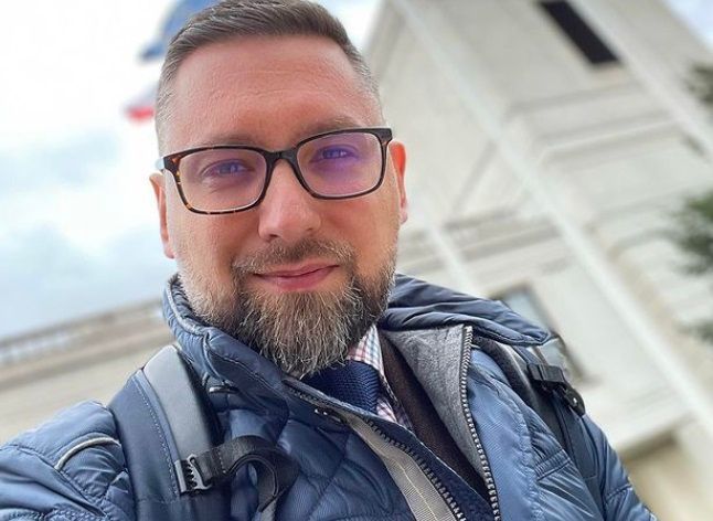 Kim jest Michał Tracz, dziennikarz „Faktów”, który poślubił swojego partnera?