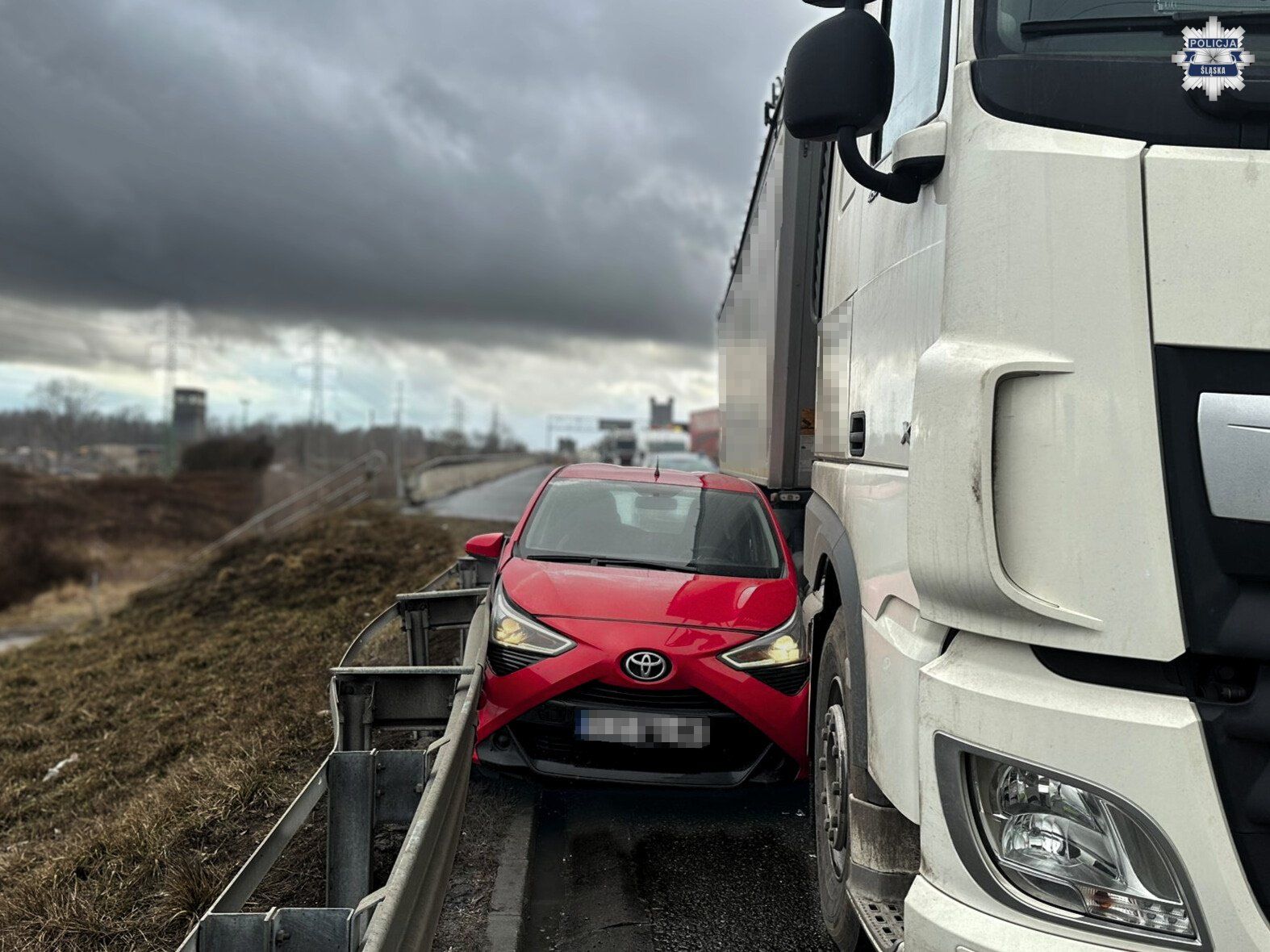Nagły pościg na autostradzie A4. Kierowcy w szoku. Głównym bohaterem zostaje nieoczekiwanie "on"