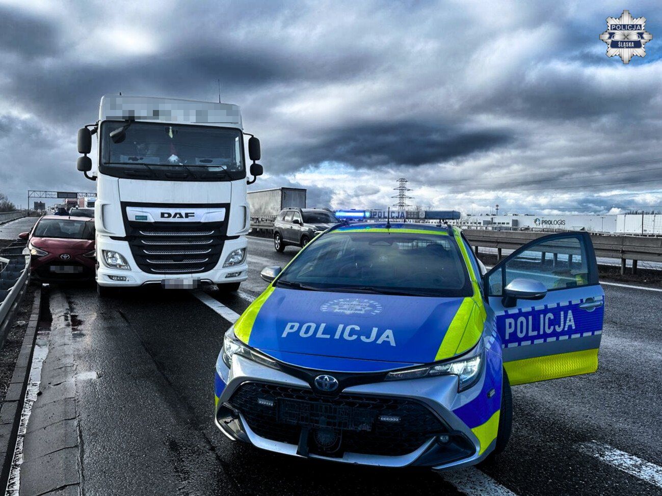 Nagły pościg na autostradzie A4. Kierowcy w szoku. Głównym bohaterem zostaje nieoczekiwanie "on"